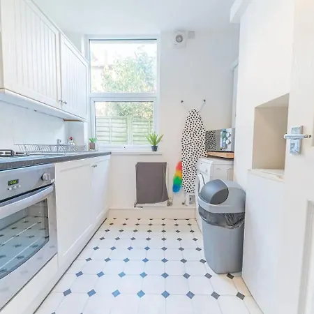 Sleeps 6! Contractor - Prime Location *